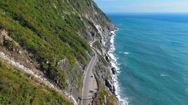The old coastal road along the Su'ao Highway (left) and the cliffs of the east coast (right)