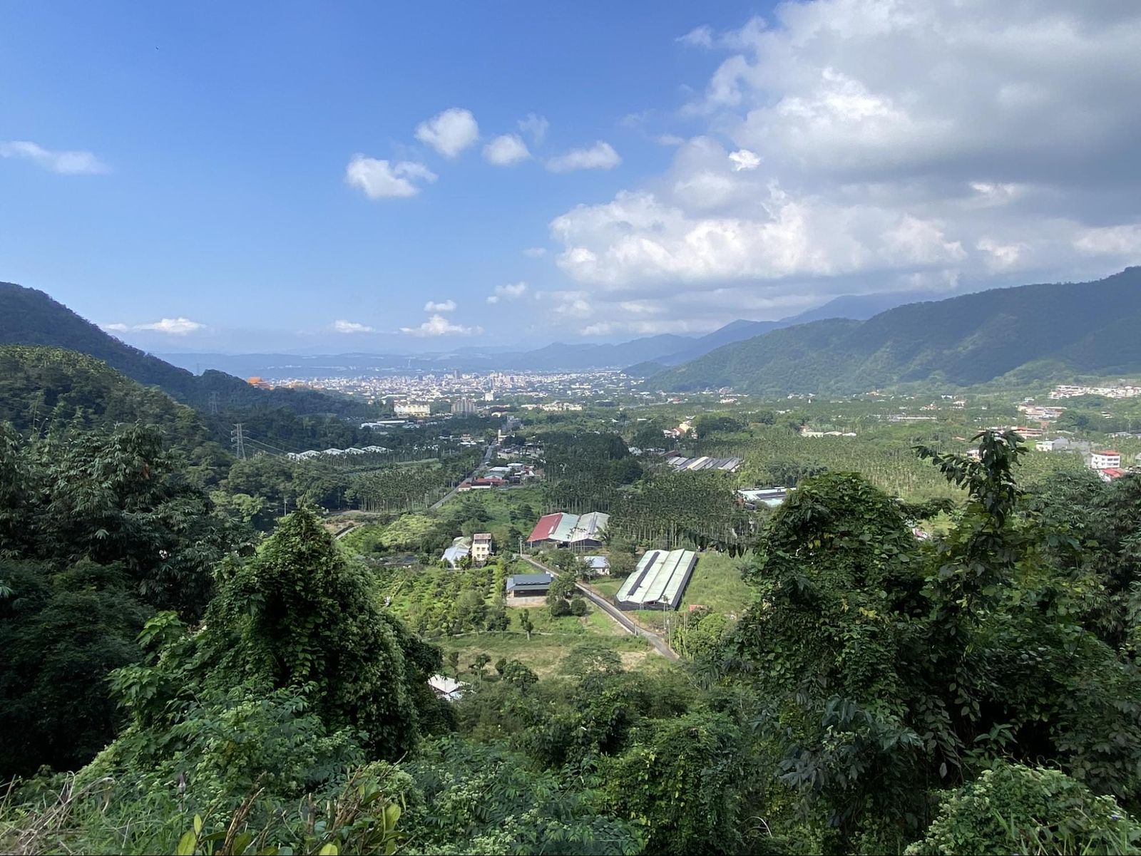 Lianhua Buddhist temple (left) and the view of Puli (right)