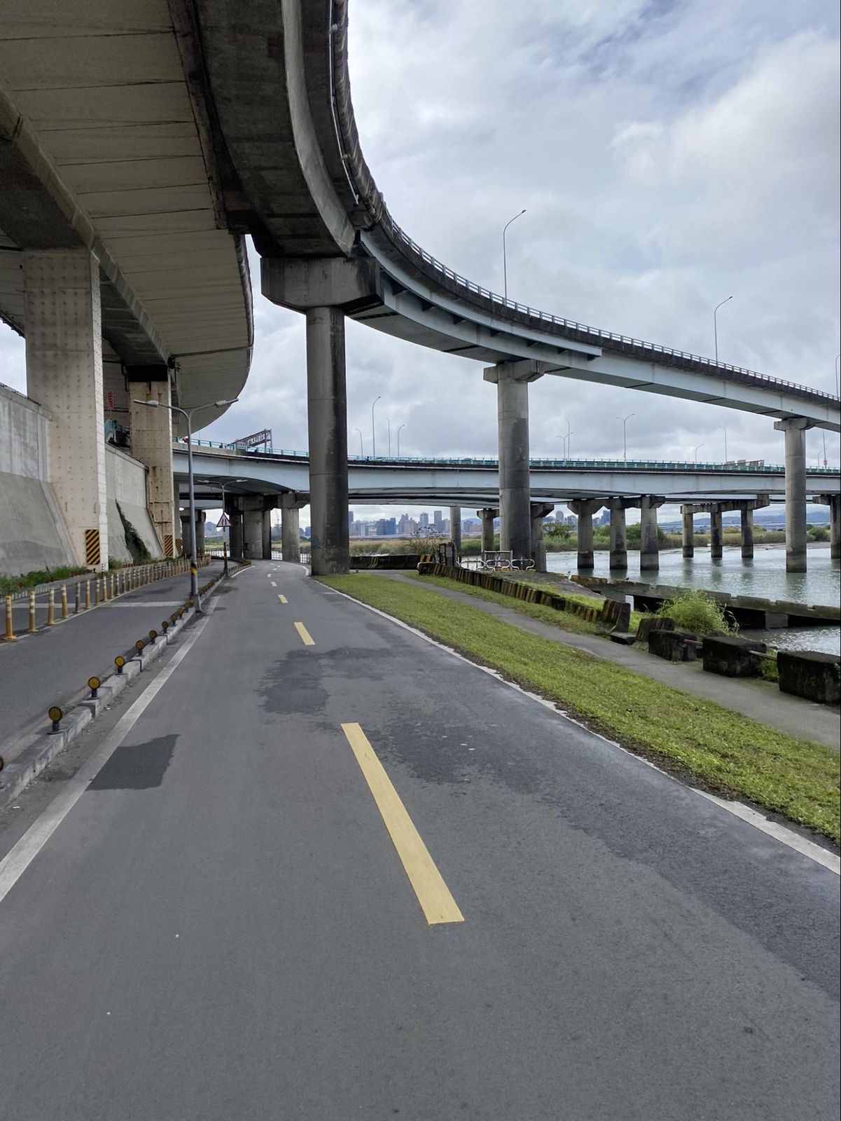 The 66 km loop around Taipei (left) and a riverside cycle path (right)